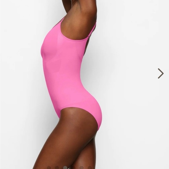 SKIMS Sculpting bodysuit Neon pink - Picture 3 of 9